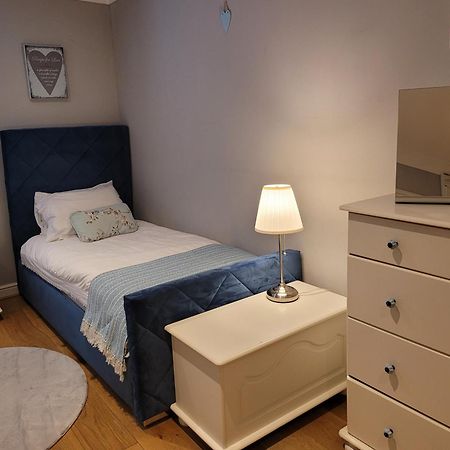 Three Bedroom Apartment By Beautiful Park London Bagian luar foto