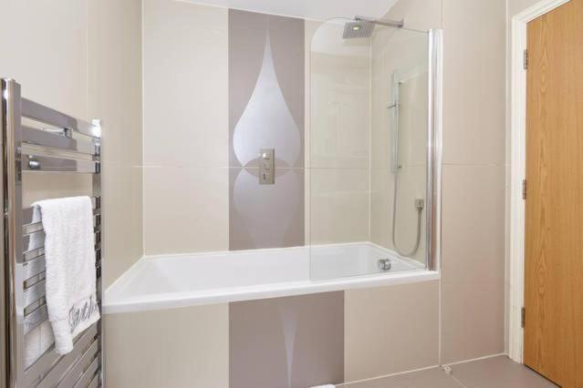 Three Bedroom Apartment By Beautiful Park London Bagian luar foto