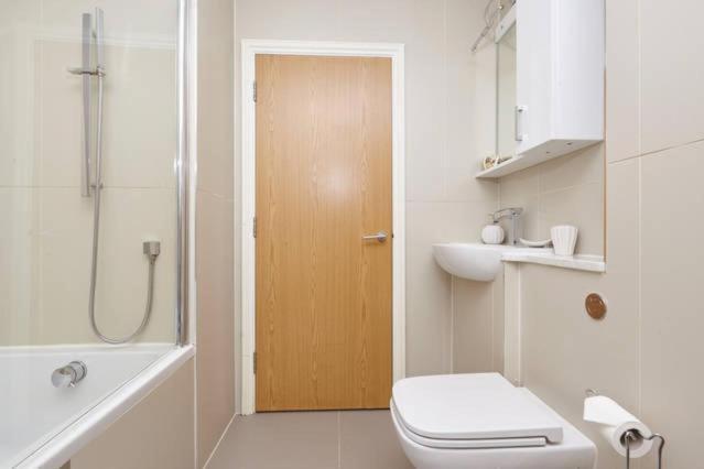 Three Bedroom Apartment By Beautiful Park London Bagian luar foto