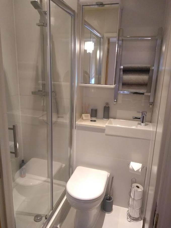 Three Bedroom Apartment By Beautiful Park London Bagian luar foto