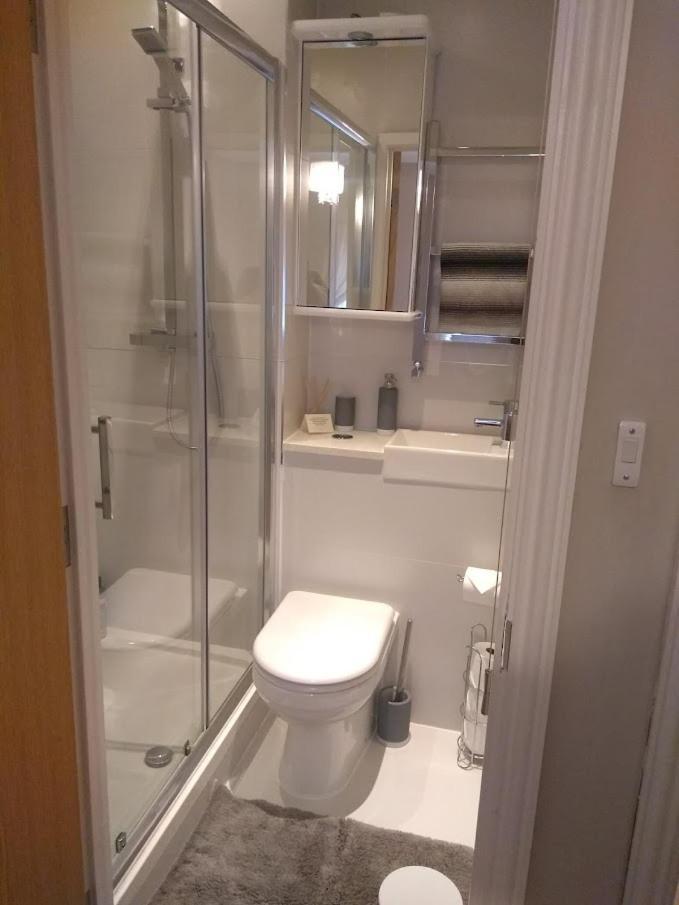 Three Bedroom Apartment By Beautiful Park London Bagian luar foto